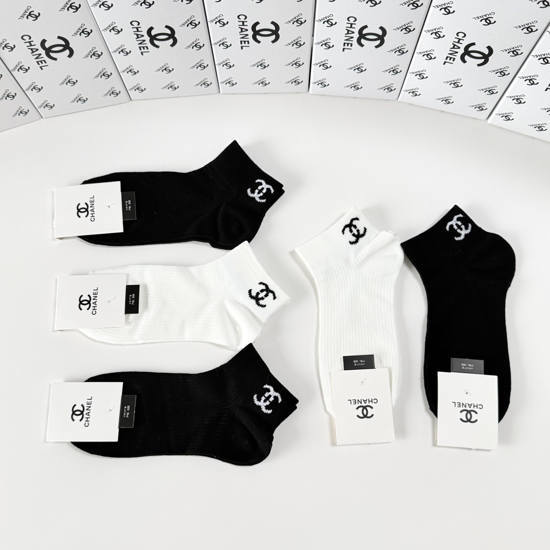 💛配包装Chanel（香奈儿）新款经典中短款堆堆袜袜子！一盒五双， 专柜同步筒袜袜子，💛大牌出街，潮人必