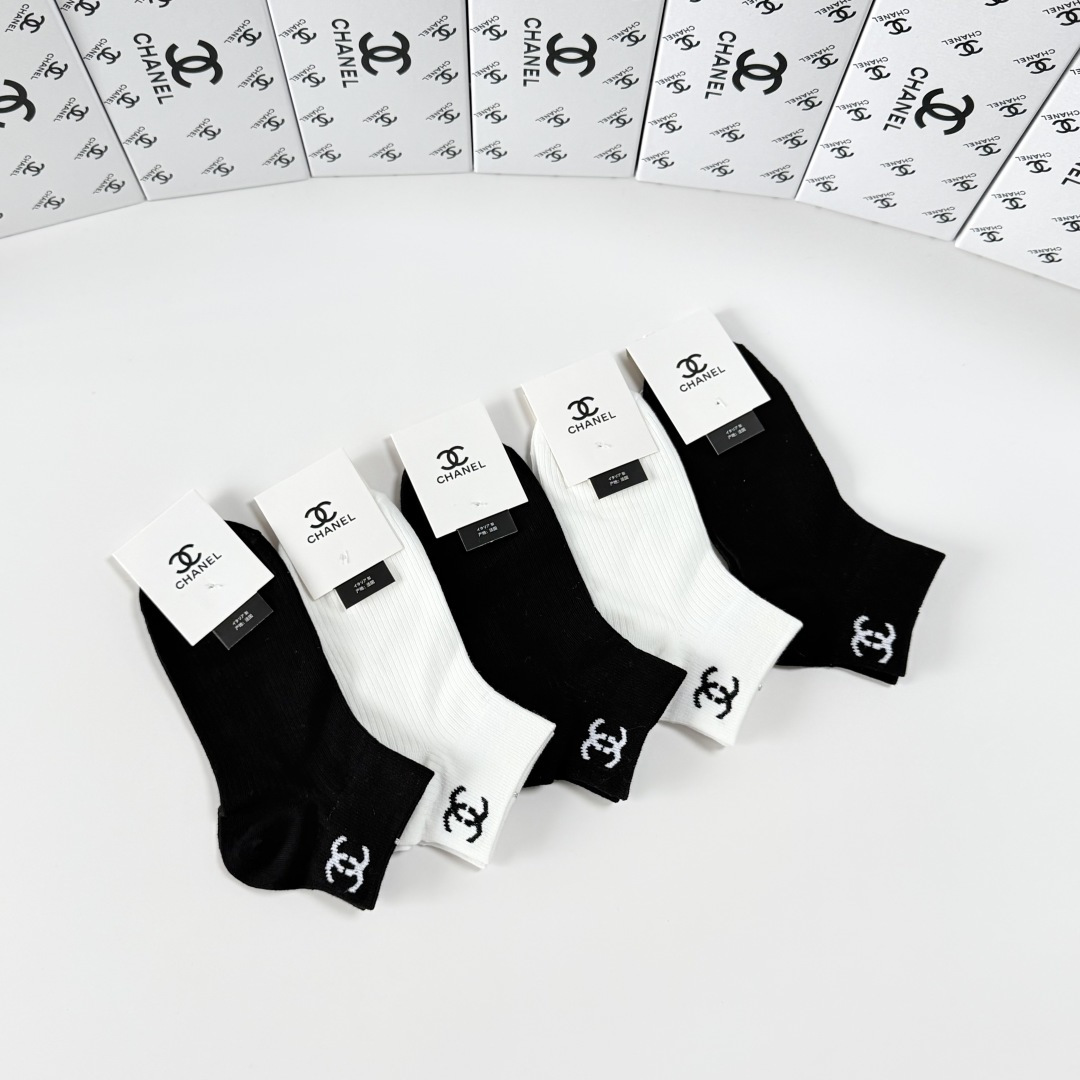 💛配包装Chanel（香奈儿）新款经典中短款堆堆袜袜子！一盒五双， 专柜同步筒袜袜子，💛大牌出街，潮人必