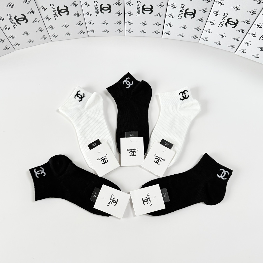 💛配包装Chanel（香奈儿）新款经典中短款堆堆袜袜子！一盒五双， 专柜同步筒袜袜子，💛大牌出街，潮人必