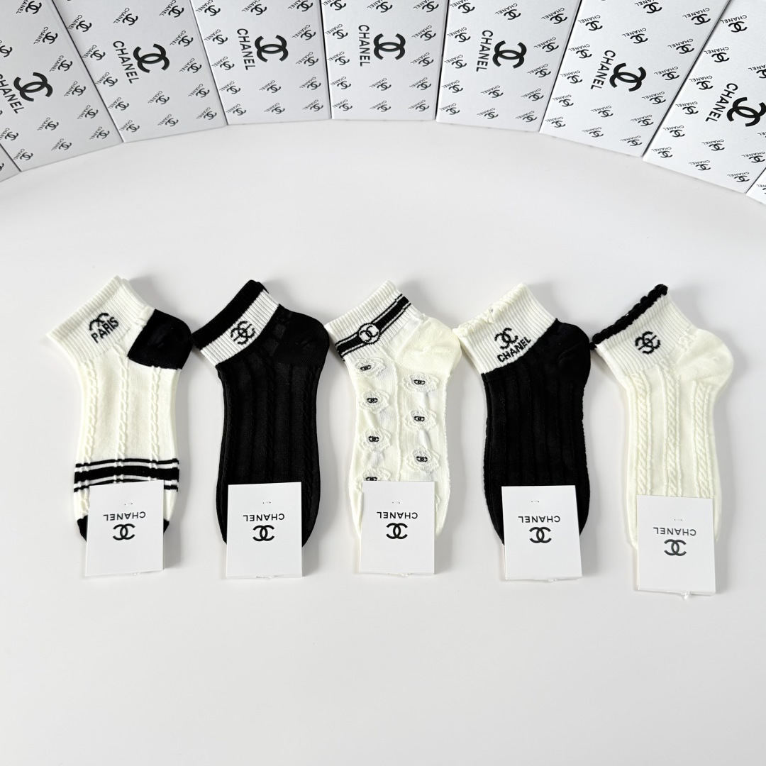 💛配包装Chanel（香奈儿）新款经典中短款堆堆袜袜子！一盒五双， 专柜同步筒袜袜子，💛大牌出街，潮人必