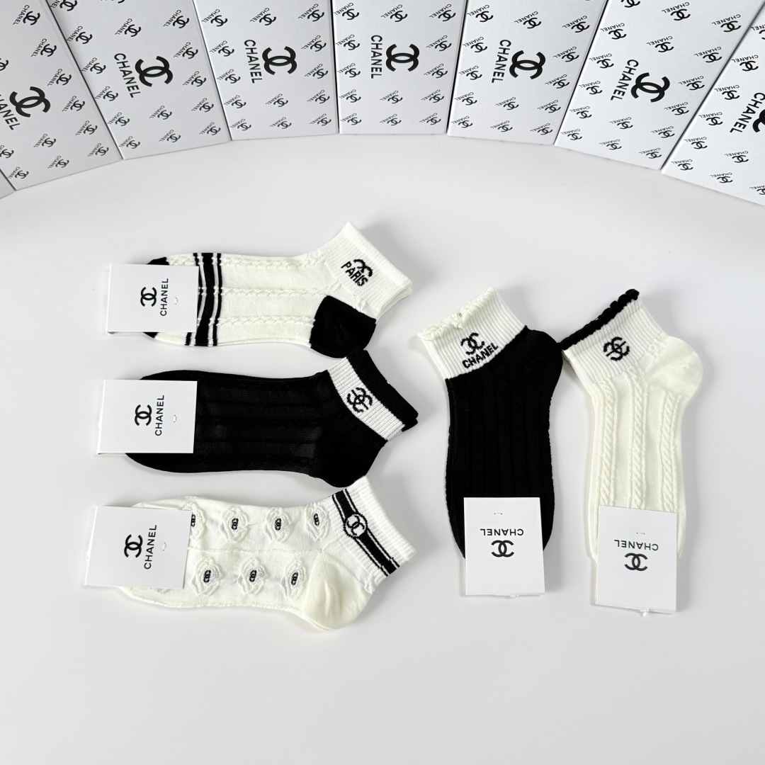 💛配包装Chanel（香奈儿）新款经典中短款堆堆袜袜子！一盒五双， 专柜同步筒袜袜子，💛大牌出街，潮人必