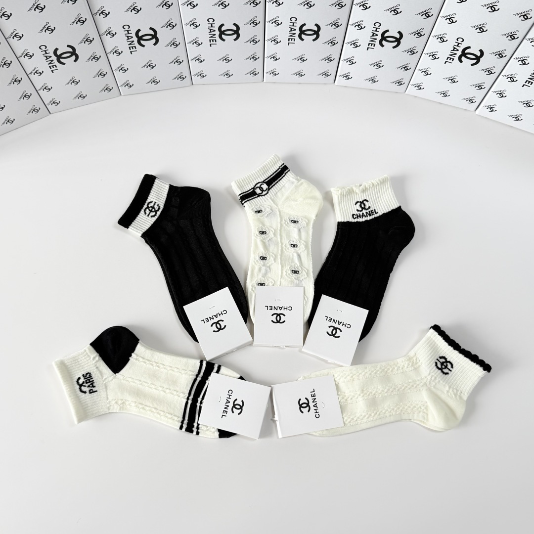 💛配包装Chanel（香奈儿）新款经典中短款堆堆袜袜子！一盒五双， 专柜同步筒袜袜子，💛大牌出街，潮人必