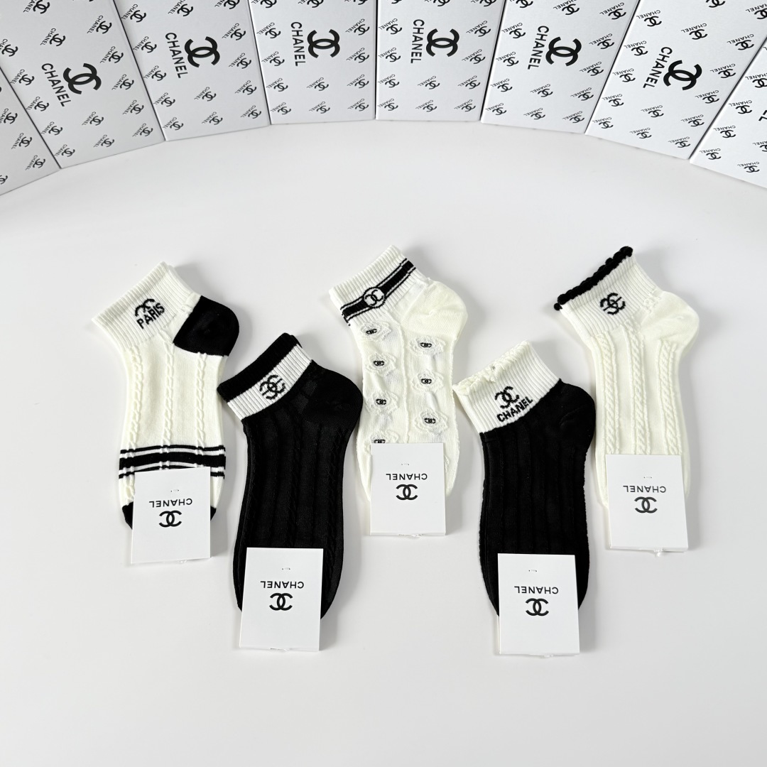 💛配包装Chanel（香奈儿）新款经典中短款堆堆袜袜子！一盒五双， 专柜同步筒袜袜子，💛大牌出街，潮人必