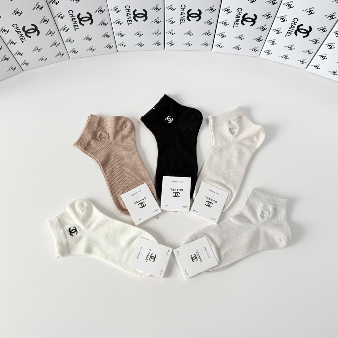 💛配包装Chanel（香奈儿）新款经典刺绣中短款堆堆袜袜子！一盒五双， 专柜同步筒袜袜子，💛大牌出街，潮