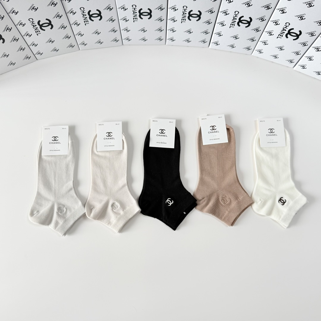 💛配包装Chanel（香奈儿）新款经典刺绣中短款堆堆袜袜子！一盒五双， 专柜同步筒袜袜子，💛大牌出街，潮