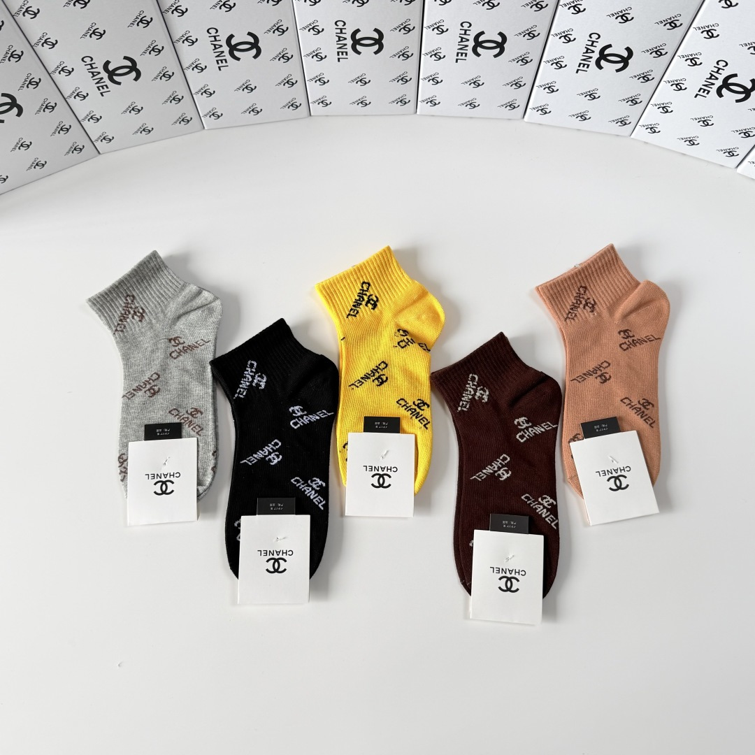 💛配包装Chanel（香奈儿）新款经典中短款堆堆袜袜子！一盒五双， 专柜同步筒袜袜子，💛大牌出街，潮人必