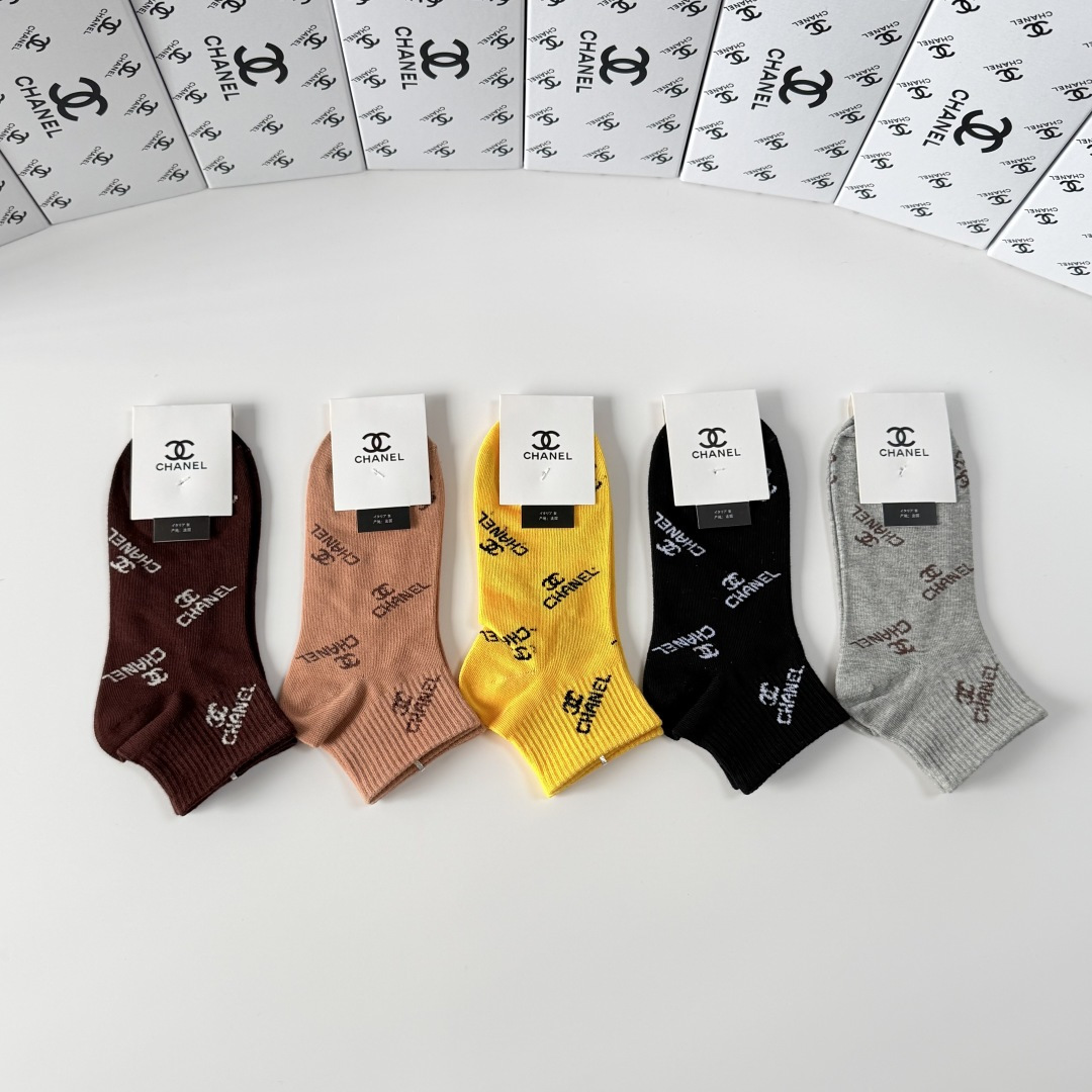 💛配包装Chanel（香奈儿）新款经典中短款堆堆袜袜子！一盒五双， 专柜同步筒袜袜子，💛大牌出街，潮人必