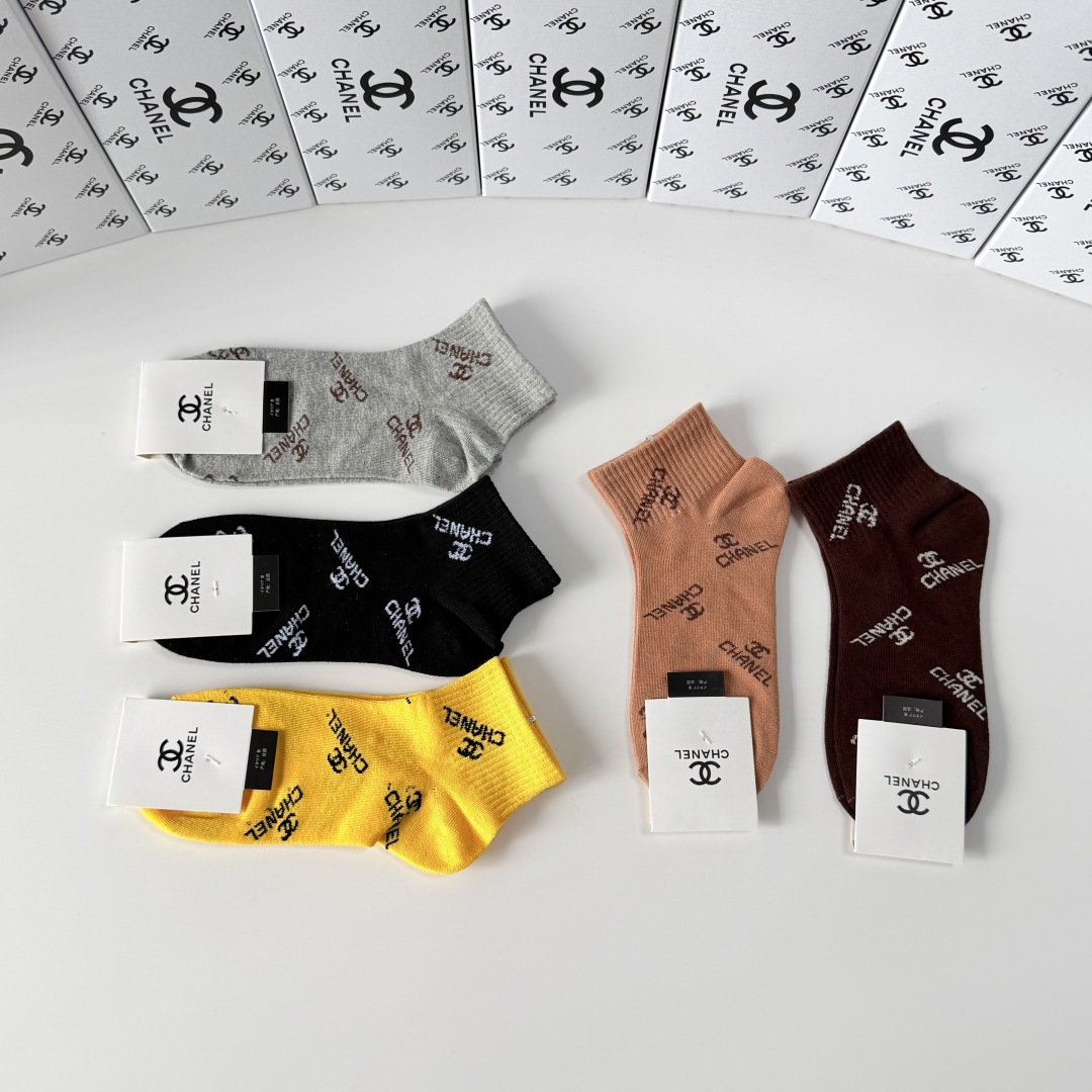 💛配包装Chanel（香奈儿）新款经典中短款堆堆袜袜子！一盒五双， 专柜同步筒袜袜子，💛大牌出街，潮人必