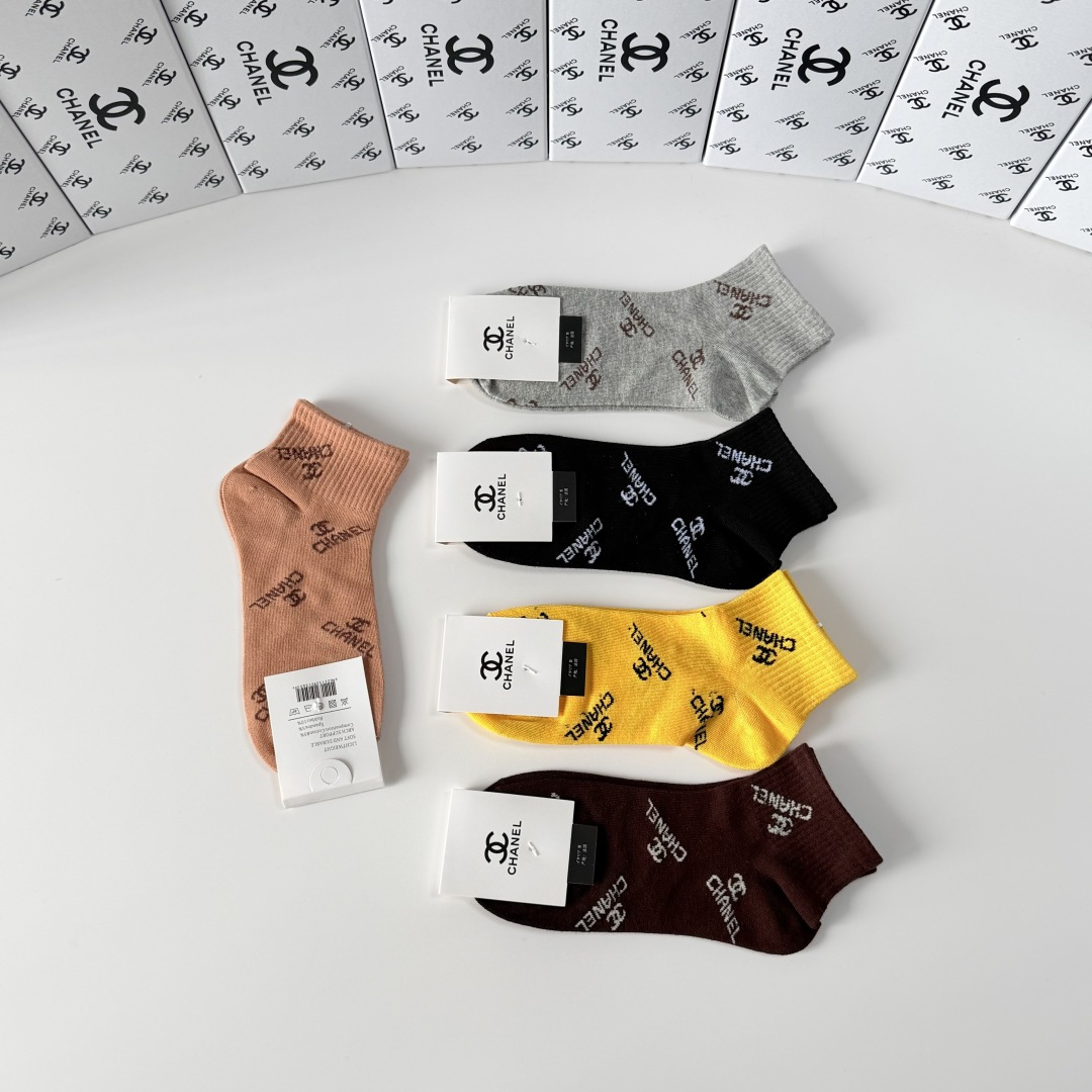 💛配包装Chanel（香奈儿）新款经典中短款堆堆袜袜子！一盒五双， 专柜同步筒袜袜子，💛大牌出街，潮人必