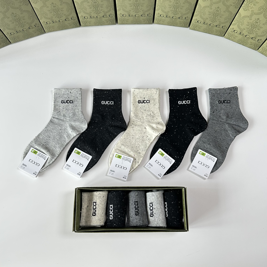 💛配包装Gucci（古驰）新款中长款堆堆袜袜子！一盒五双， 专柜同步筒款袜子，💛大牌出街，潮人必备🔥超好