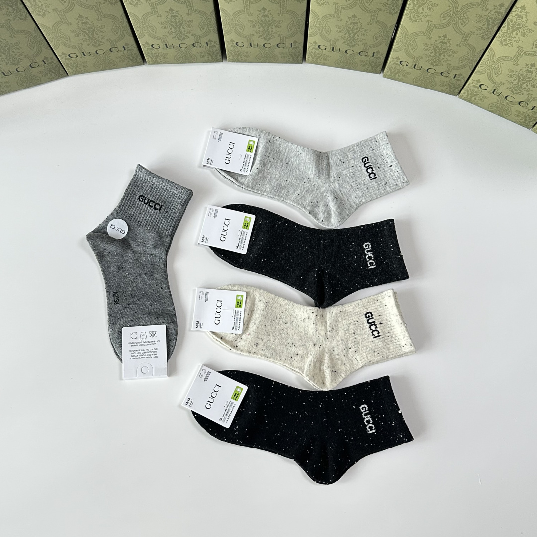 💛配包装Gucci（古驰）新款中长款堆堆袜袜子！一盒五双， 专柜同步筒款袜子，💛大牌出街，潮人必备🔥超好