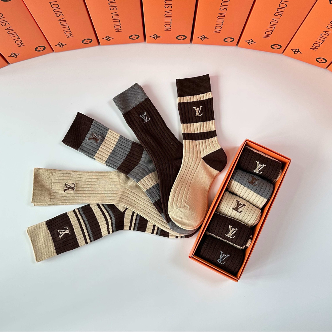 💛配专柜包装LV（路易威登）新款双针刺绣中长款堆堆袜袜子！一盒五双，专柜同步筒袜袜子，💛大牌出街，潮人必