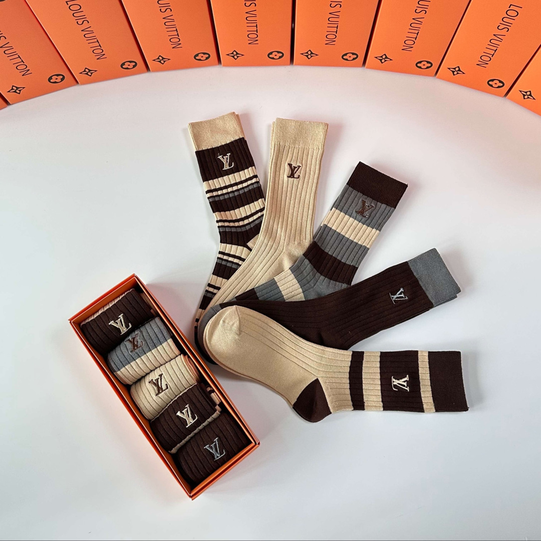 💛配专柜包装LV（路易威登）新款双针刺绣中长款堆堆袜袜子！一盒五双，专柜同步筒袜袜子，💛大牌出街，潮人必