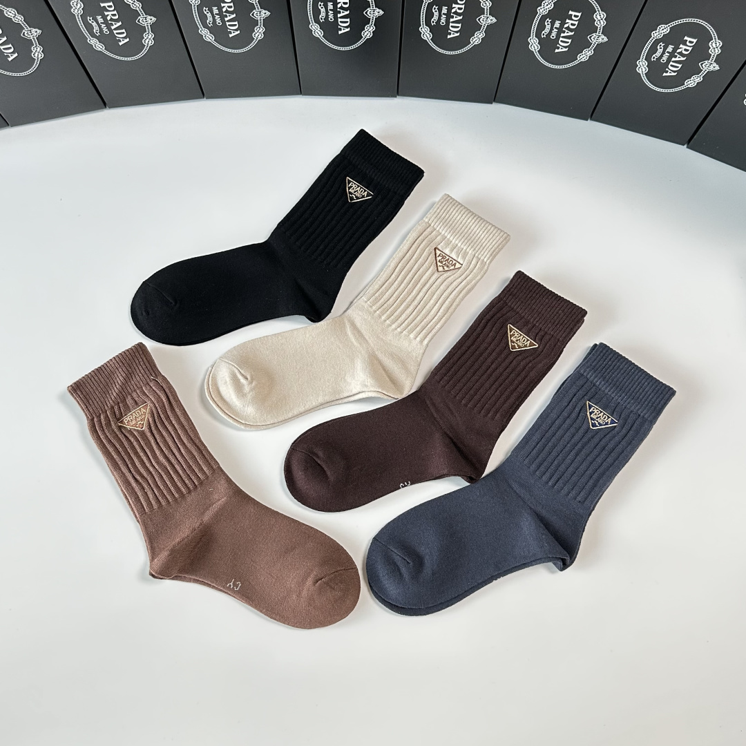 💛配包装Prada（普拉达）新款羊绒刺绣中长款堆堆袜袜子！一盒五双， 专柜同步筒款袜子，💛大牌出街，潮人