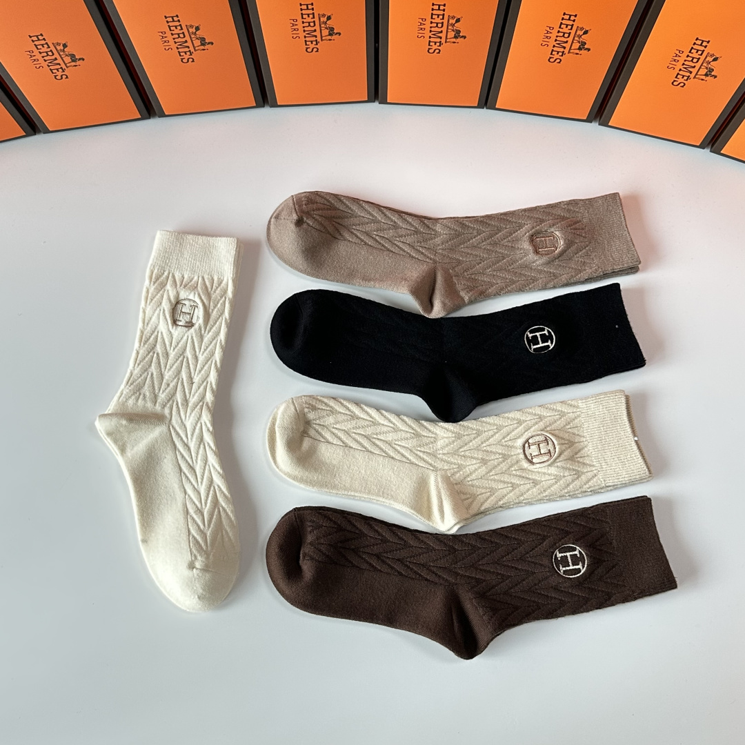 💛配专柜包装Hermes （爱马仕）新款羊绒刺绣中长筒袜堆堆袜袜子！一盒五双，专柜同步筒袜袜子，💛大牌出