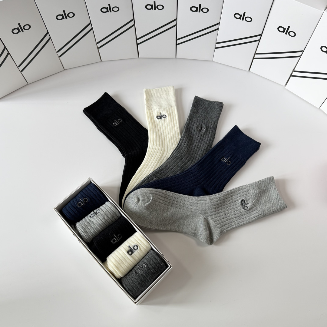 💛配包装ALO（阿洛）新款针织刺绣中长款堆堆袜袜子！一盒五双， 专柜同步筒款袜子，💛大牌出街，潮人必备🔥