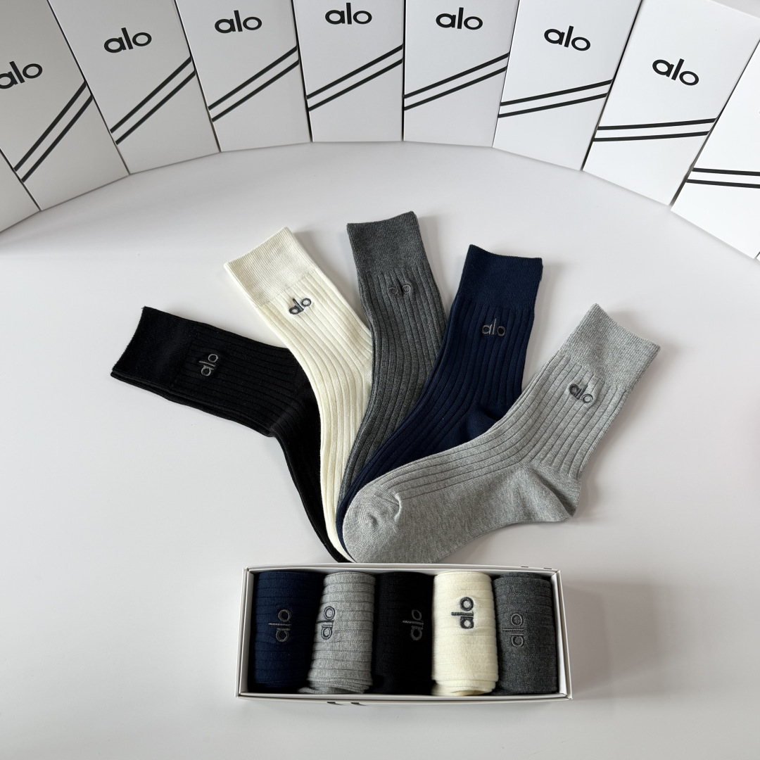 💛配包装ALO（阿洛）新款针织刺绣中长款堆堆袜袜子！一盒五双， 专柜同步筒款袜子，💛大牌出街，潮人必备🔥