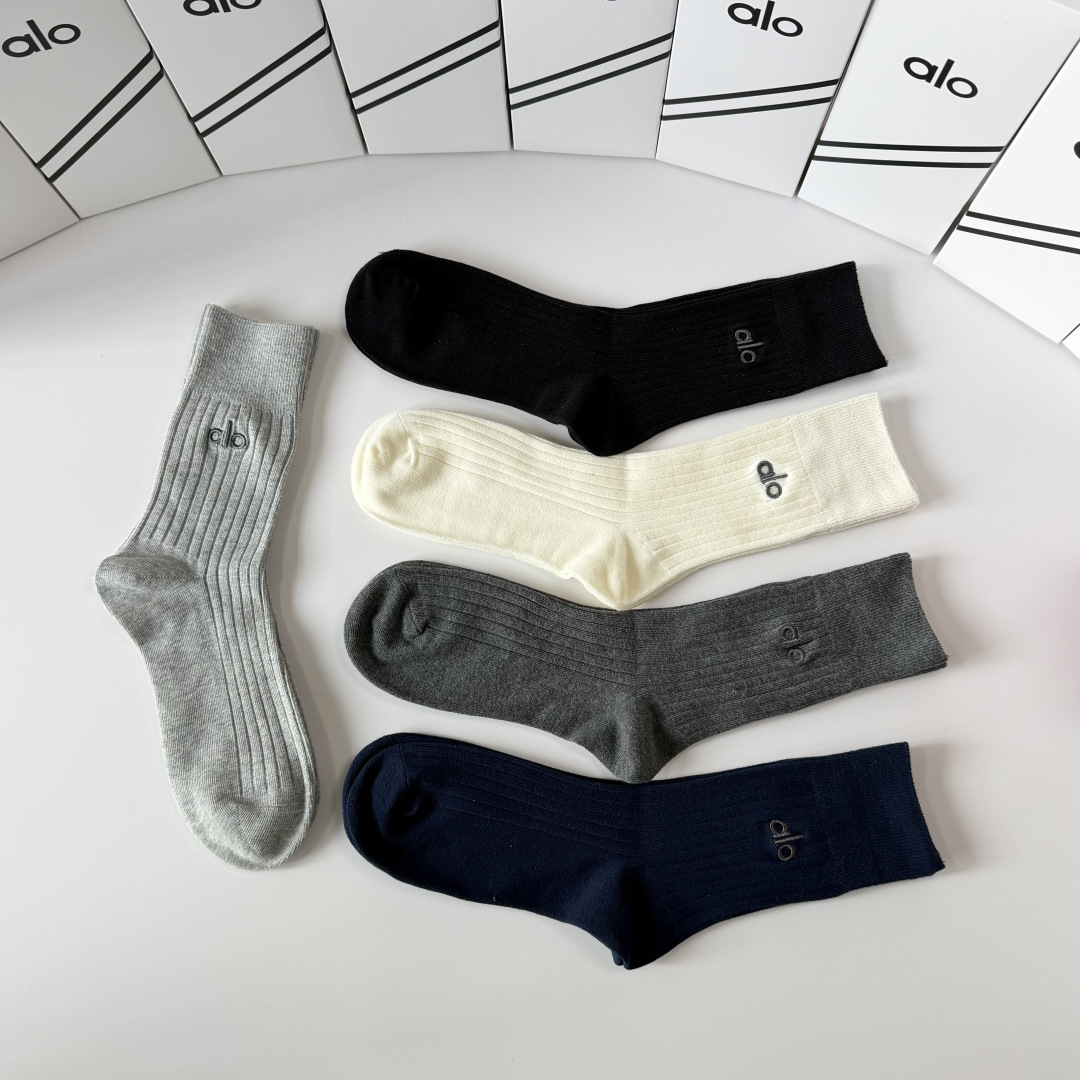 💛配包装ALO（阿洛）新款针织刺绣中长款堆堆袜袜子！一盒五双， 专柜同步筒款袜子，💛大牌出街，潮人必备🔥