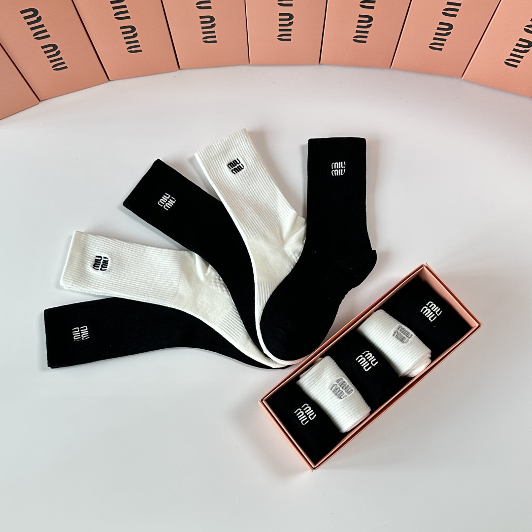 💛配包装MiuMiu（缪缪）新款刺绣中长款堆堆袜袜子！一盒五双， 专柜同步筒款袜子，💛大牌出街，潮人必备