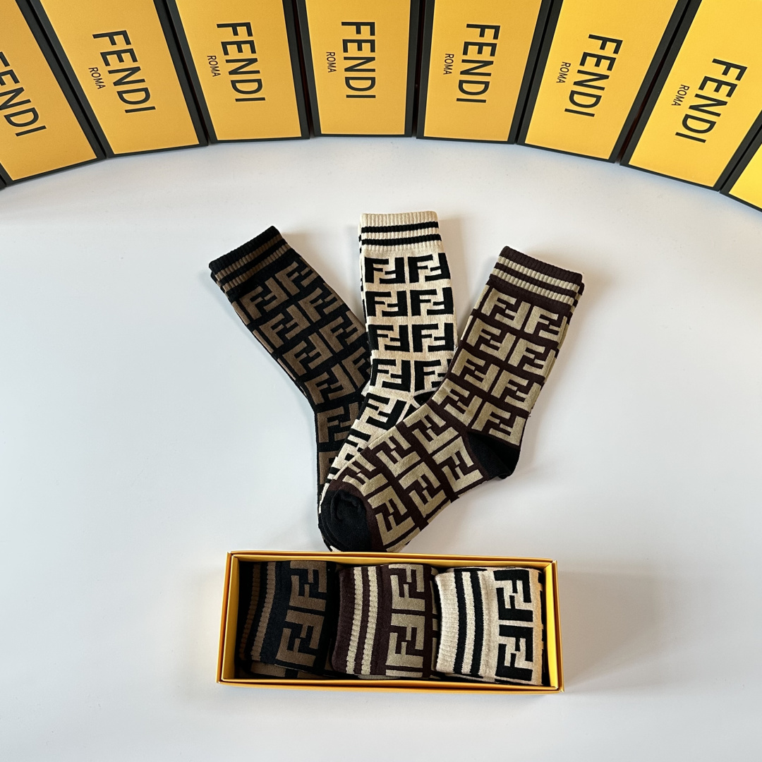 💛配包装FENDI（芬迪）新款经典中长款堆堆袜袜子！一盒3双， 专柜同步筒款袜子，💛大牌出街，潮人必备🔥