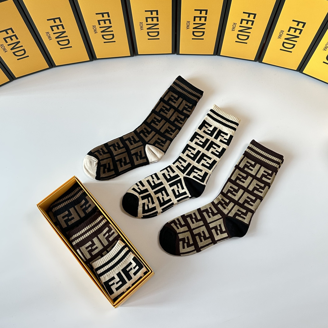 💛配包装FENDI（芬迪）新款经典中长款堆堆袜袜子！一盒3双， 专柜同步筒款袜子，💛大牌出街，潮人必备🔥