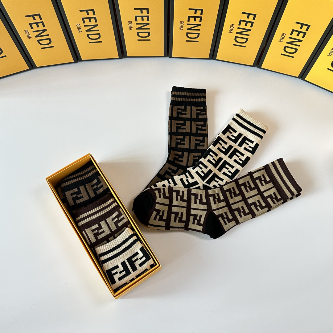 💛配包装FENDI（芬迪）新款经典中长款堆堆袜袜子！一盒3双， 专柜同步筒款袜子，💛大牌出街，潮人必备🔥