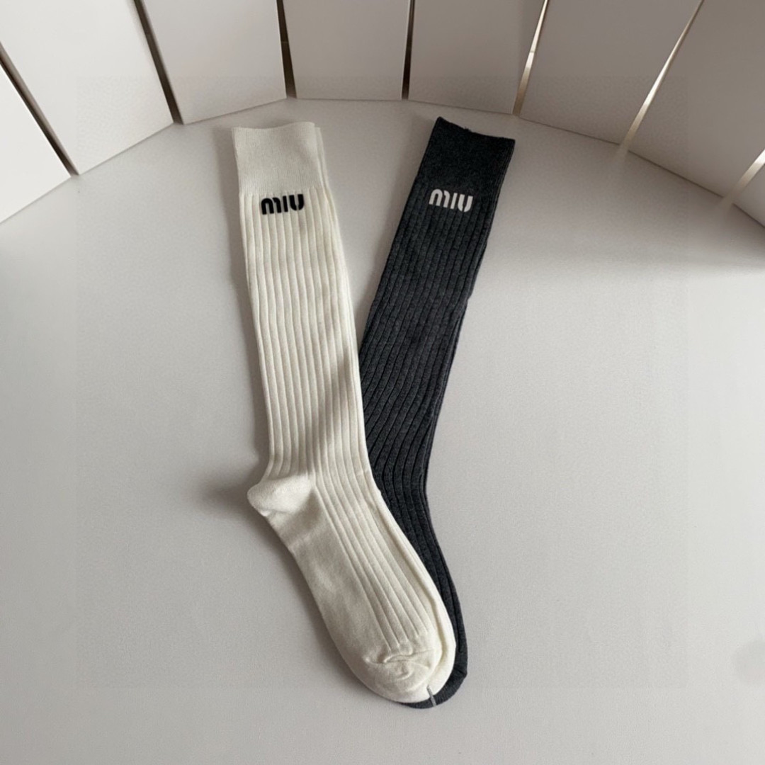 💛配包装MiuMiu（缪缪）爆款出货 新款轻奢及膝小腿袜堆堆袜袜子🧦！一盒两双（颜色任选）专柜同步筒袜袜