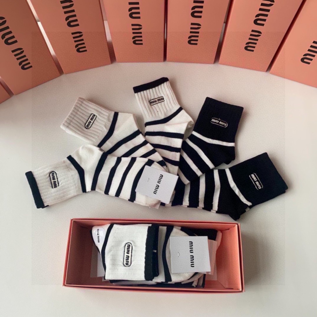💛配专柜包装MiuMiu（缪缪）新款中长款堆堆袜袜子！一盒五双，专柜同步筒袜袜子，💛大牌出街，潮人必备🔥