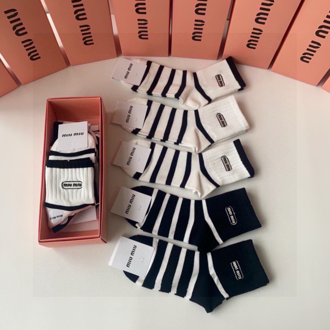 💛配专柜包装MiuMiu（缪缪）新款中长款堆堆袜袜子！一盒五双，专柜同步筒袜袜子，💛大牌出街，潮人必备🔥
