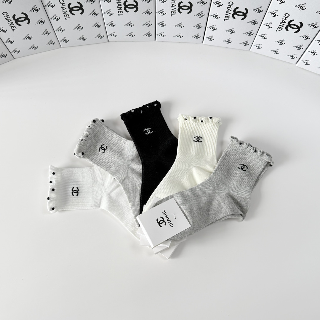 💛配专柜包装Chanel（香奈儿）新款中长款堆堆袜袜子！一盒五双，专柜同步筒袜袜子，💛大牌出街，潮人必备