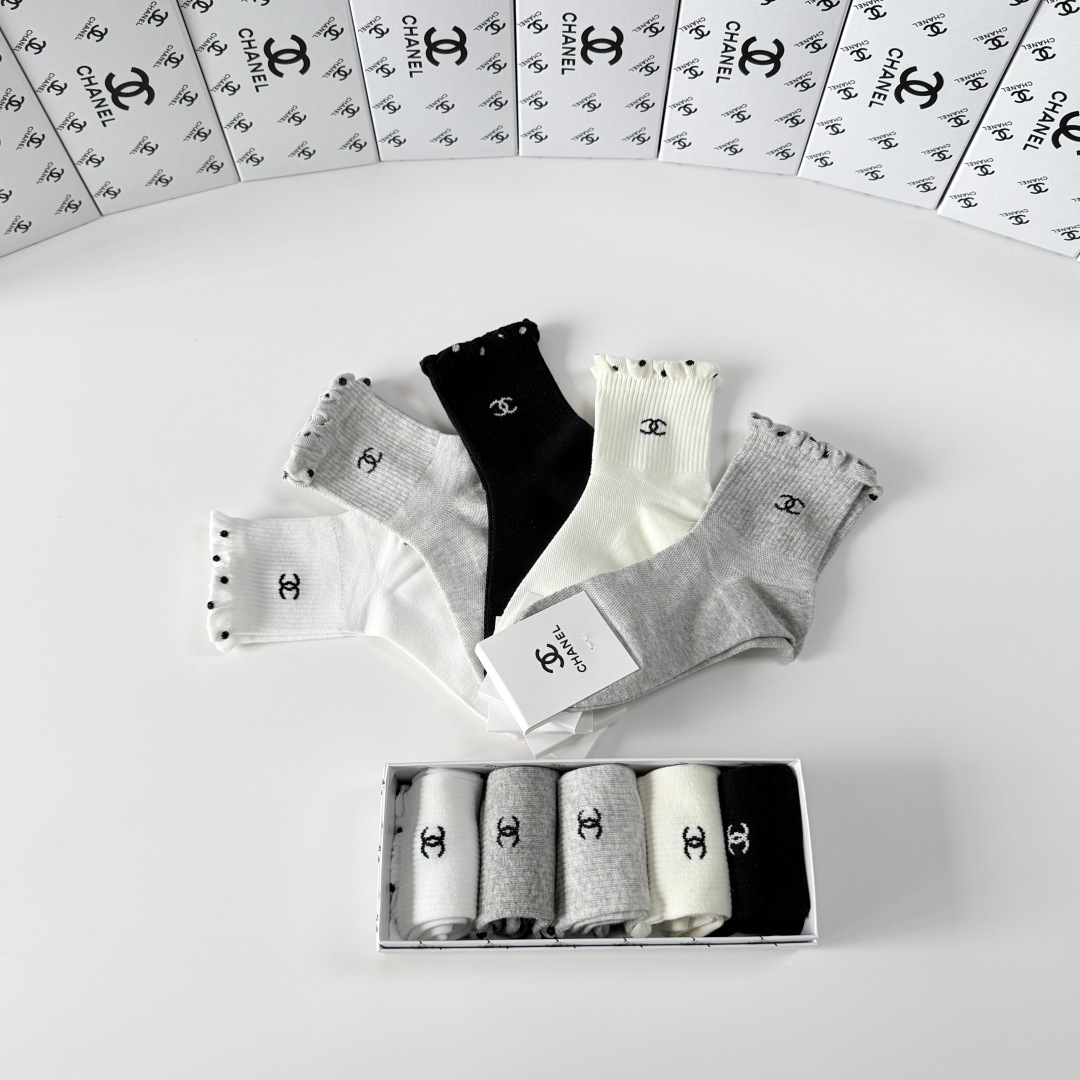 💛配专柜包装Chanel（香奈儿）新款中长款堆堆袜袜子！一盒五双，专柜同步筒袜袜子，💛大牌出街，潮人必备