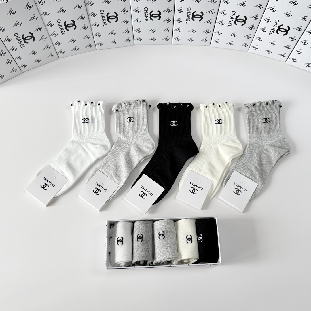💛配专柜包装Chanel（香奈儿）新款中长款堆堆袜袜子！一盒五双，专柜同步筒袜袜子，💛大牌出街，潮人必备