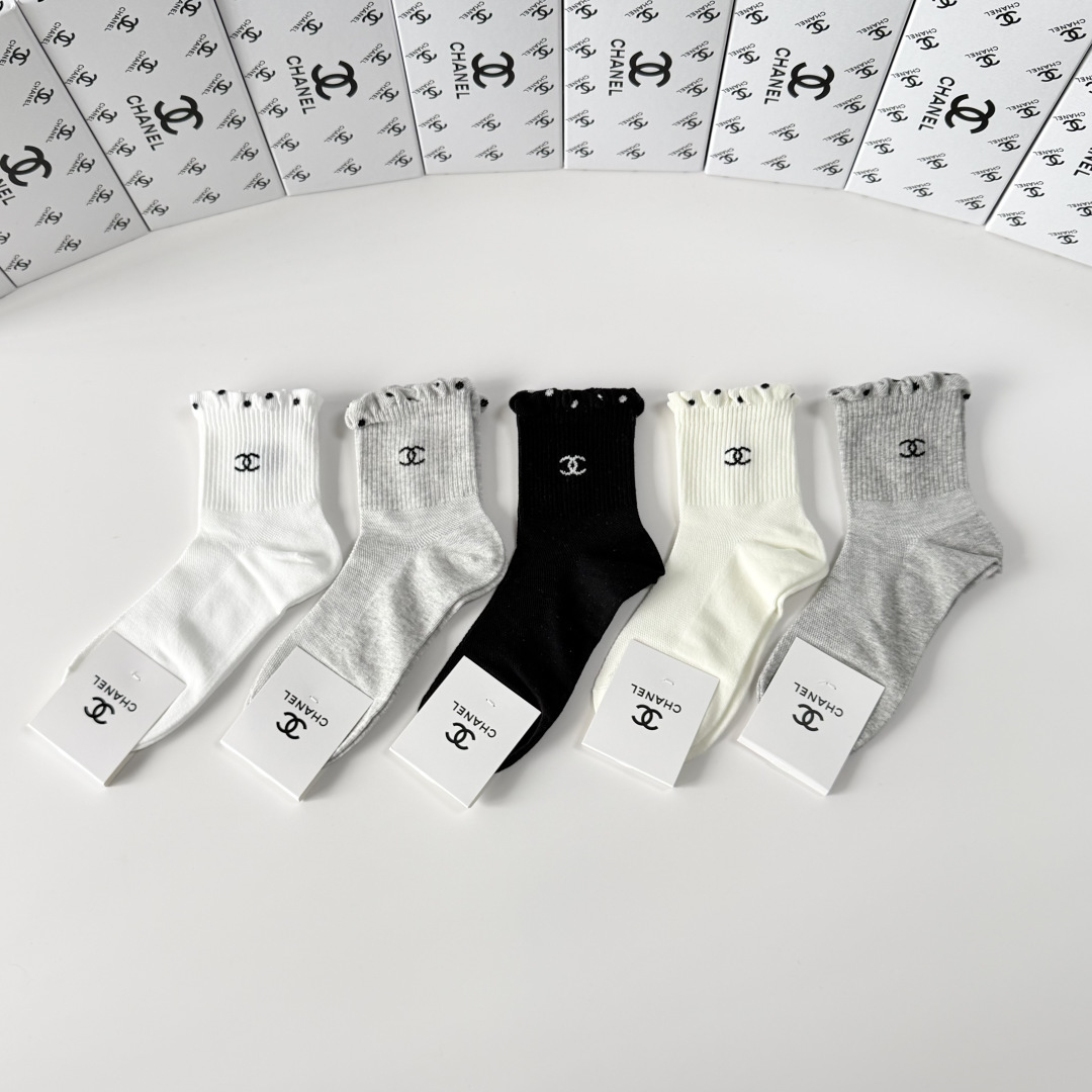 💛配专柜包装Chanel（香奈儿）新款中长款堆堆袜袜子！一盒五双，专柜同步筒袜袜子，💛大牌出街，潮人必备