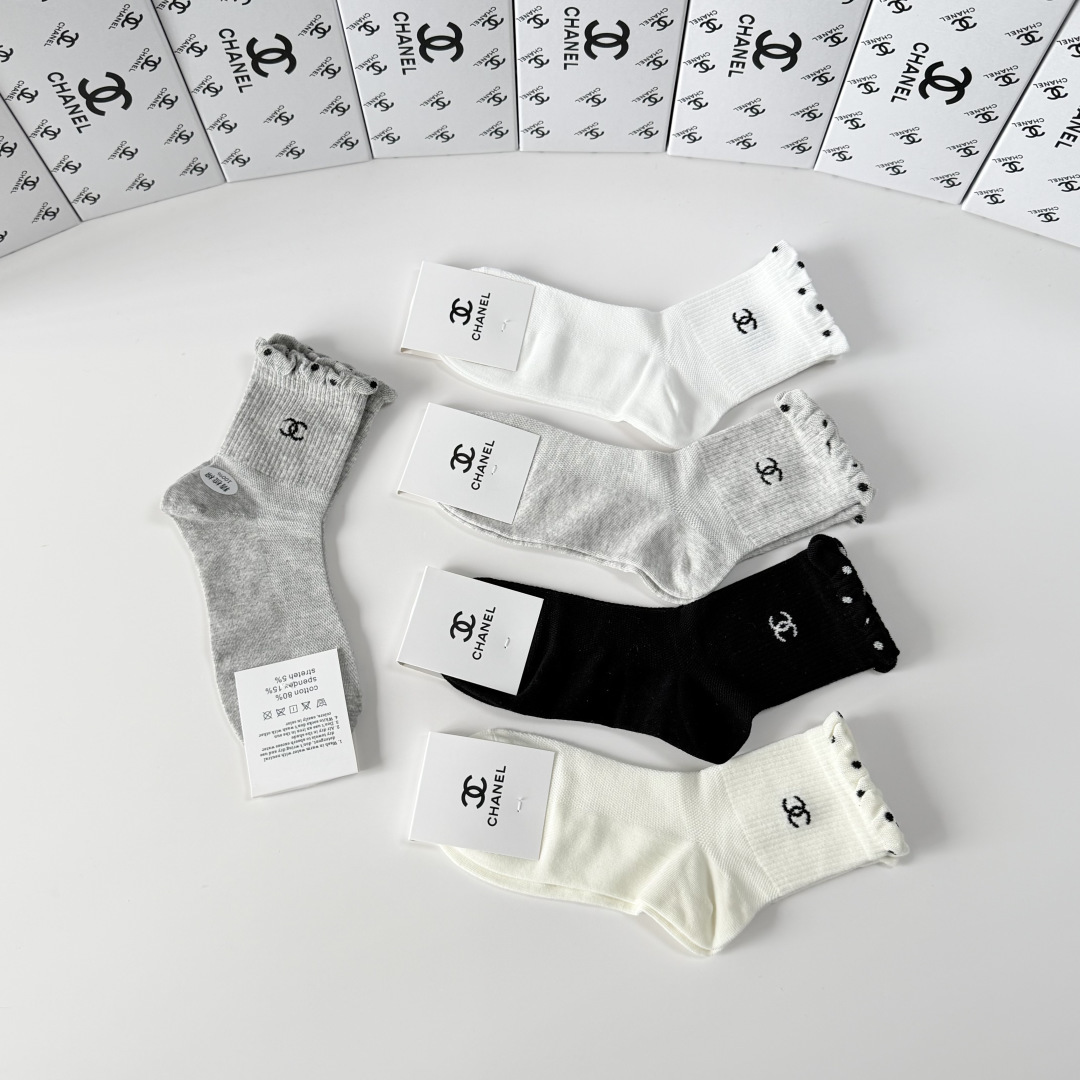 💛配专柜包装Chanel（香奈儿）新款中长款堆堆袜袜子！一盒五双，专柜同步筒袜袜子，💛大牌出街，潮人必备