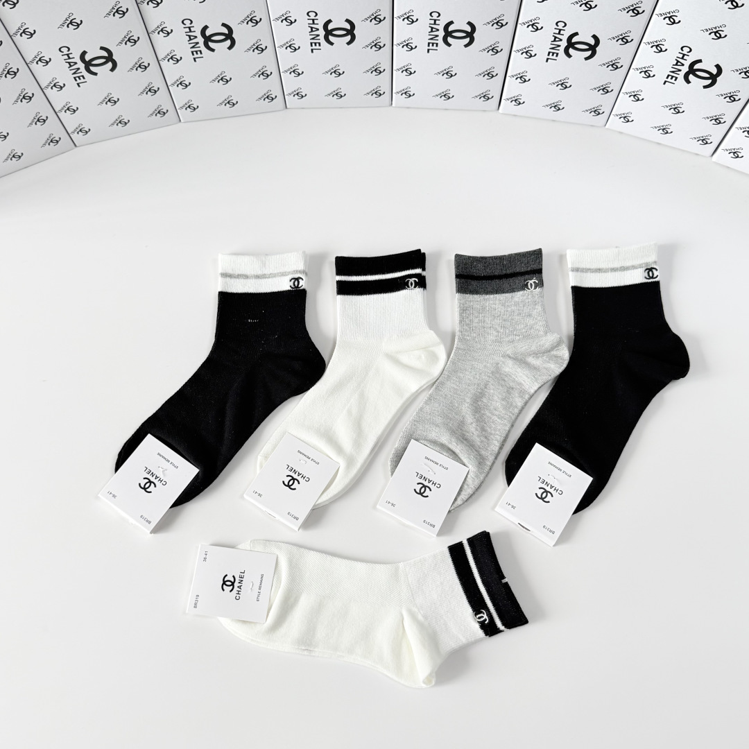 💛配专柜包装Chanel（香奈儿）新款刺绣中长款堆堆袜袜子！一盒五双，专柜同步筒袜袜子，💛大牌出街，潮人