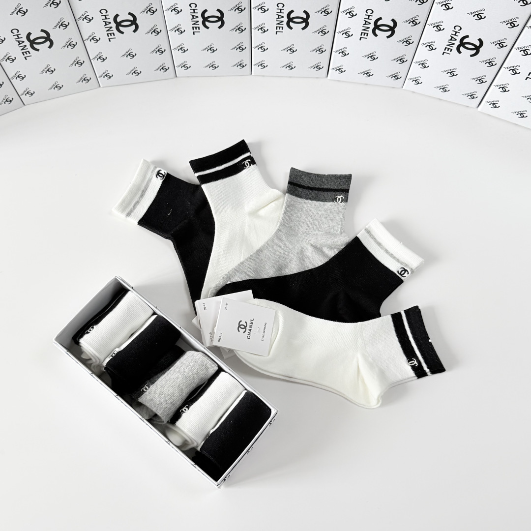 💛配专柜包装Chanel（香奈儿）新款刺绣中长款堆堆袜袜子！一盒五双，专柜同步筒袜袜子，💛大牌出街，潮人
