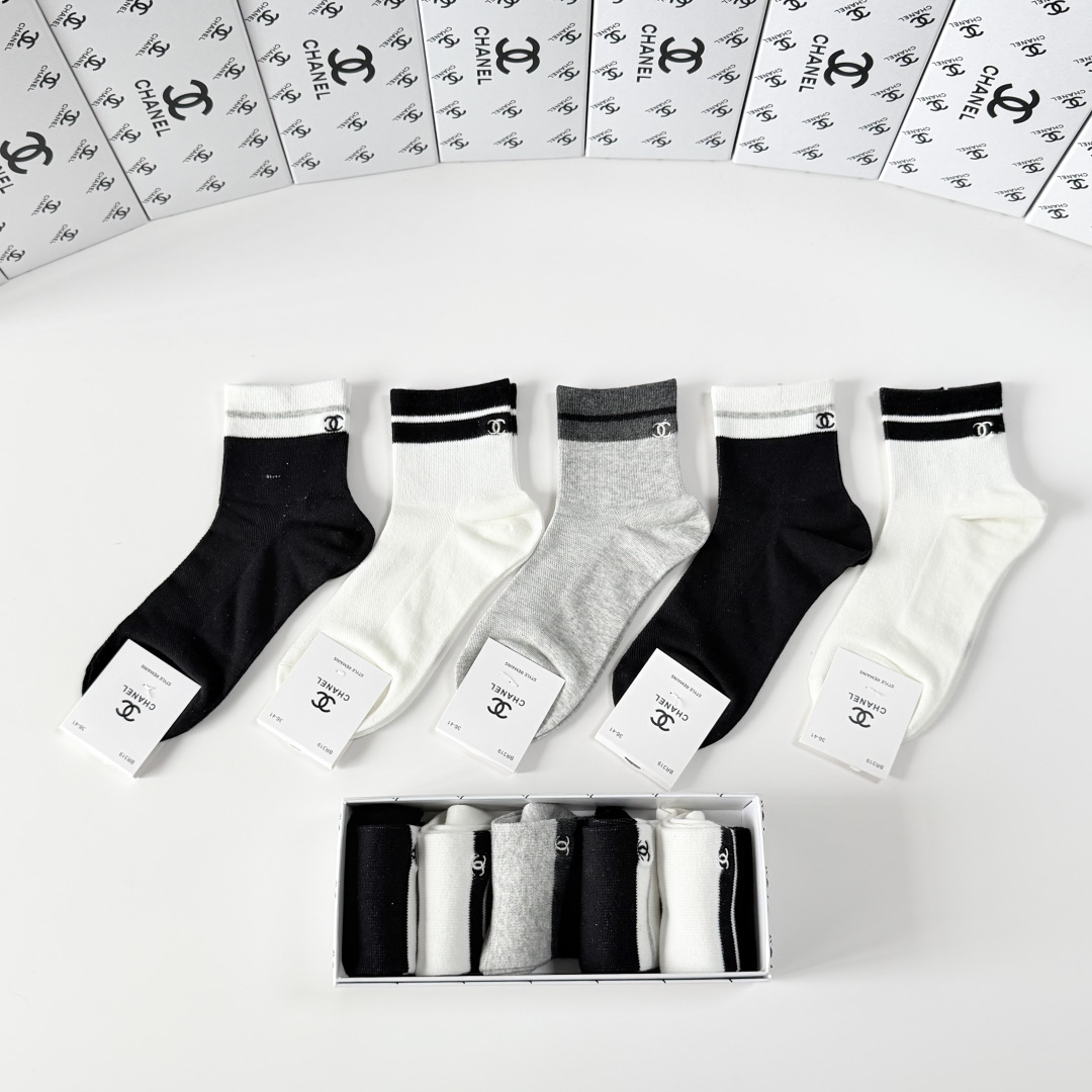 💛配专柜包装Chanel（香奈儿）新款刺绣中长款堆堆袜袜子！一盒五双，专柜同步筒袜袜子，💛大牌出街，潮人