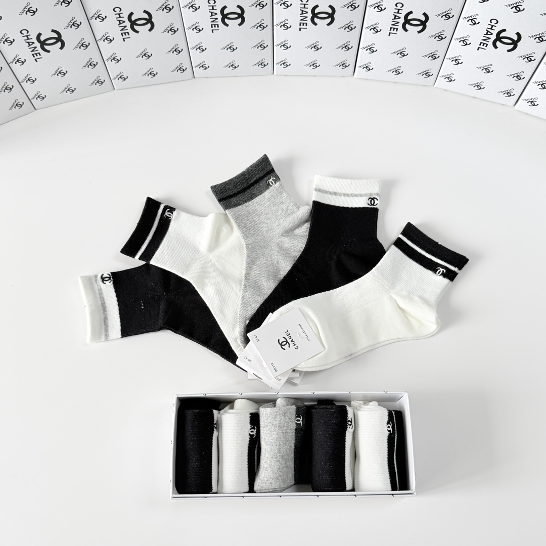 💛配专柜包装Chanel（香奈儿）新款刺绣中长款堆堆袜袜子！一盒五双，专柜同步筒袜袜子，💛大牌出街，潮人