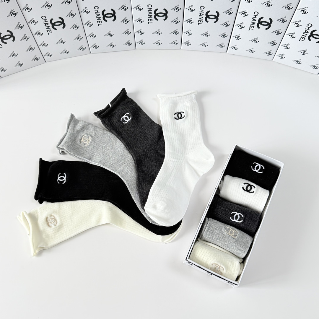 💛配专柜包装Chanel（香奈儿）新款刺绣中长款堆堆袜袜子！一盒五双，专柜同步筒袜袜子，💛大牌出街，潮人