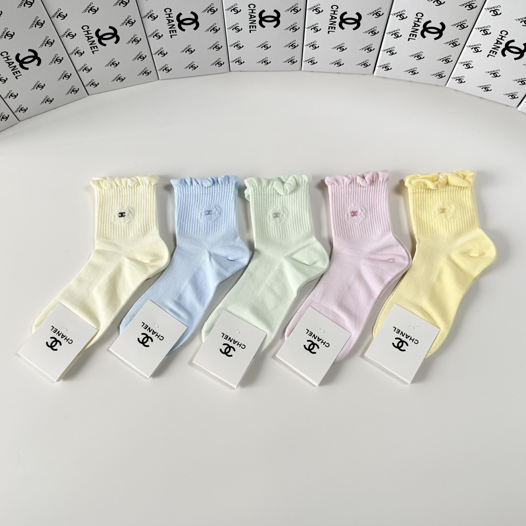 💛配专柜包装Chanel（香奈儿）新款中长款堆堆袜袜子！一盒五双，专柜同步筒袜袜子，💛大牌出街，潮人必备