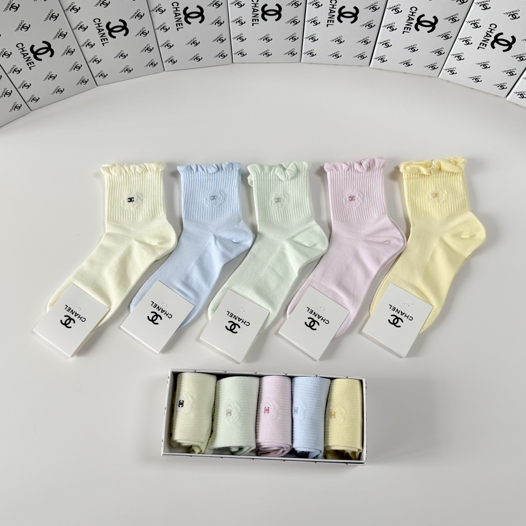 💛配专柜包装Chanel（香奈儿）新款中长款堆堆袜袜子！一盒五双，专柜同步筒袜袜子，💛大牌出街，潮人必备