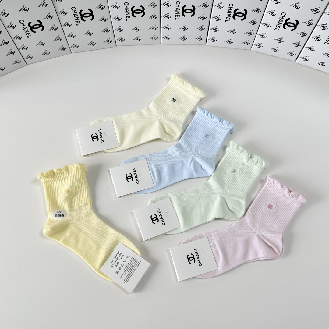 💛配专柜包装Chanel（香奈儿）新款中长款堆堆袜袜子！一盒五双，专柜同步筒袜袜子，💛大牌出街，潮人必备