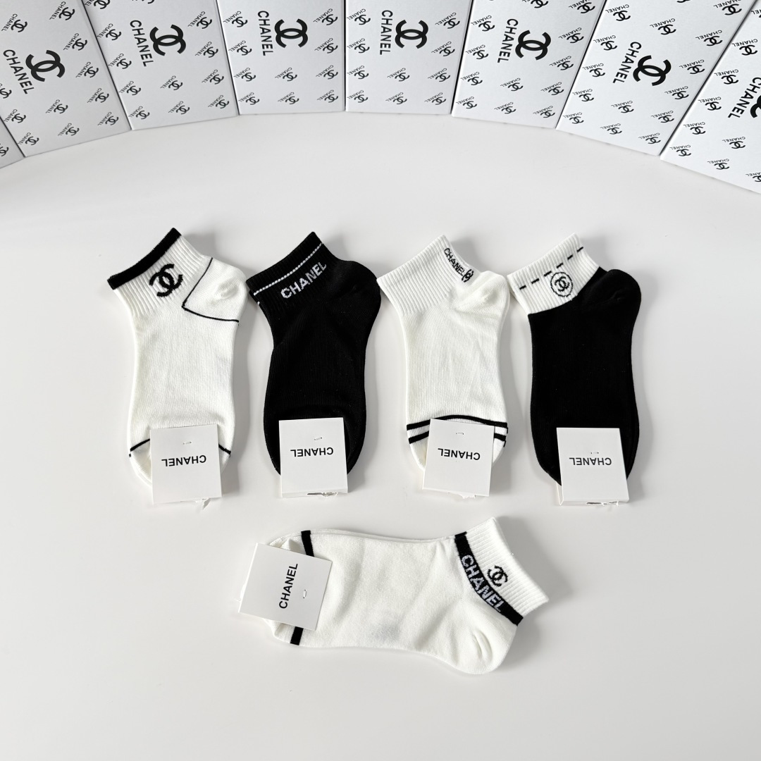 💛配包装Chanel（香奈儿）新款经典中短款堆堆袜袜子！一盒五双， 专柜同步筒袜袜子，💛大牌出街，潮人必