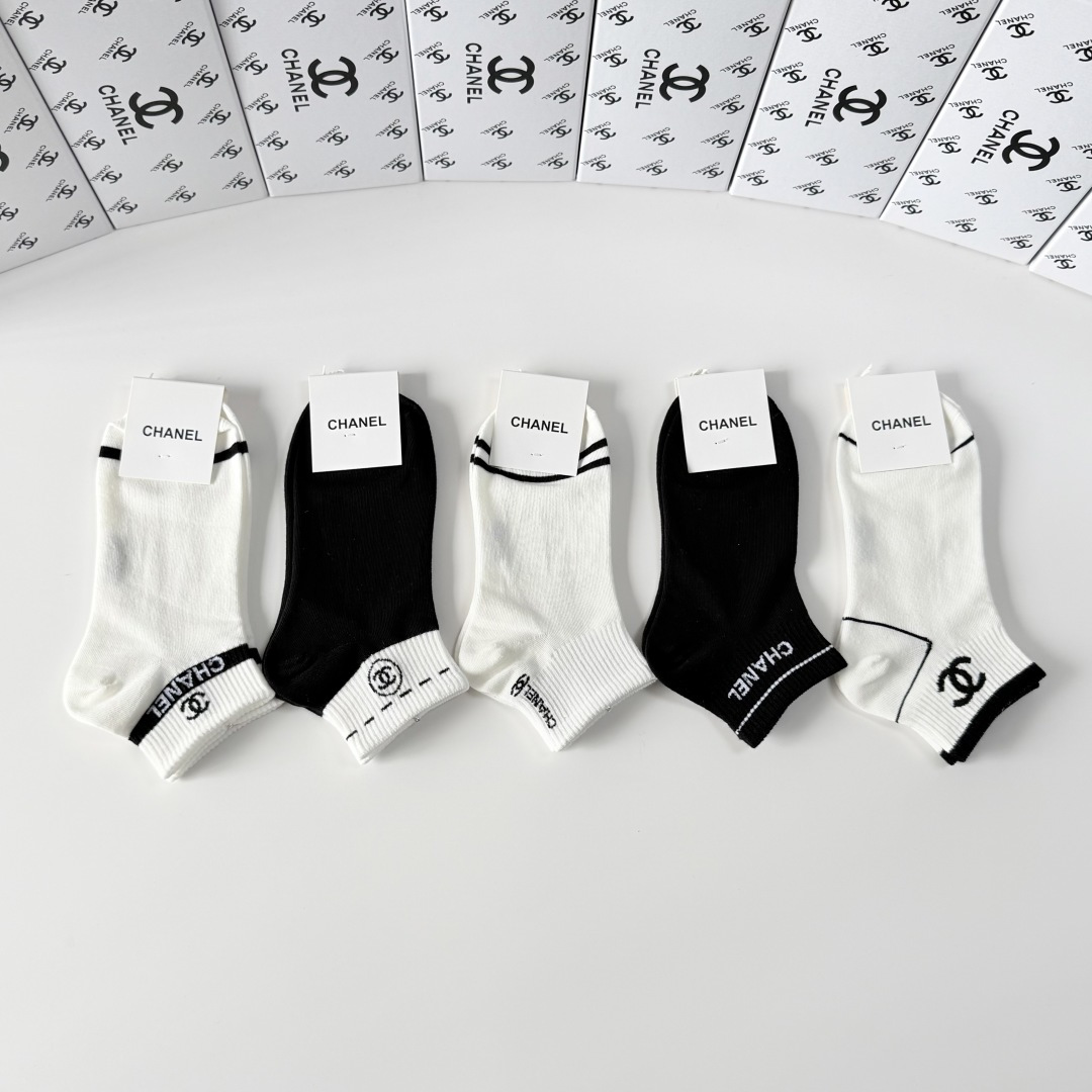 💛配包装Chanel（香奈儿）新款经典中短款堆堆袜袜子！一盒五双， 专柜同步筒袜袜子，💛大牌出街，潮人必