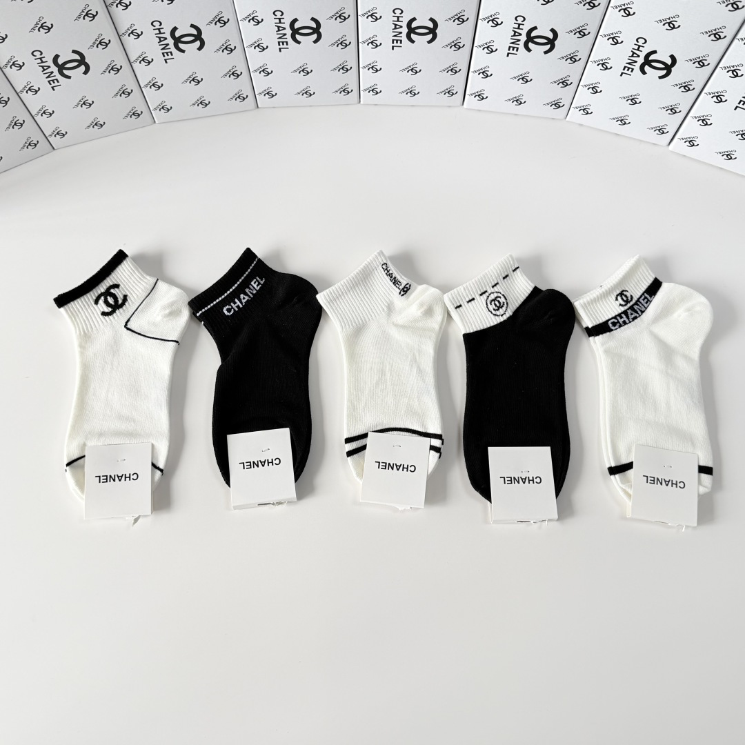 💛配包装Chanel（香奈儿）新款经典中短款堆堆袜袜子！一盒五双， 专柜同步筒袜袜子，💛大牌出街，潮人必