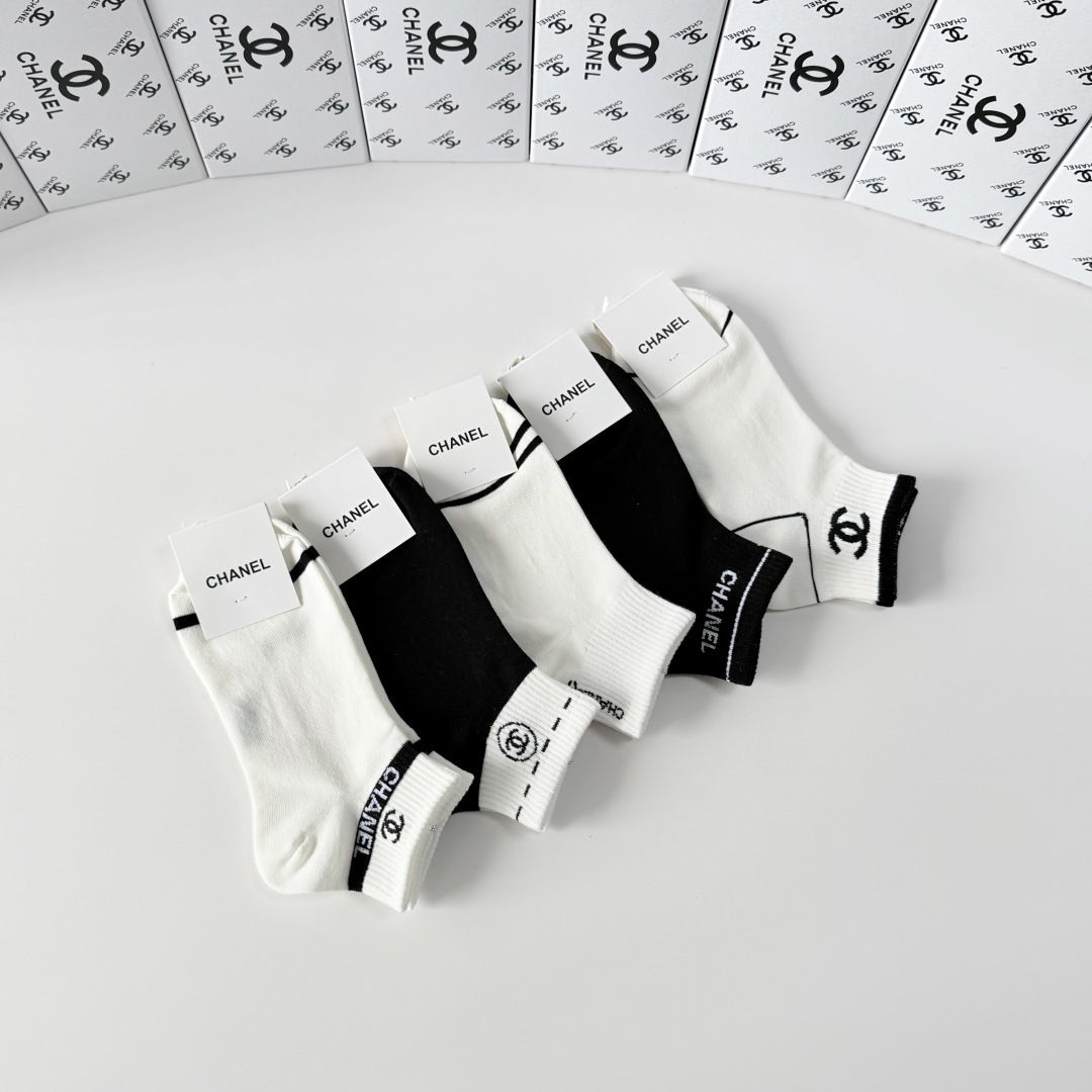 💛配包装Chanel（香奈儿）新款经典中短款堆堆袜袜子！一盒五双， 专柜同步筒袜袜子，💛大牌出街，潮人必