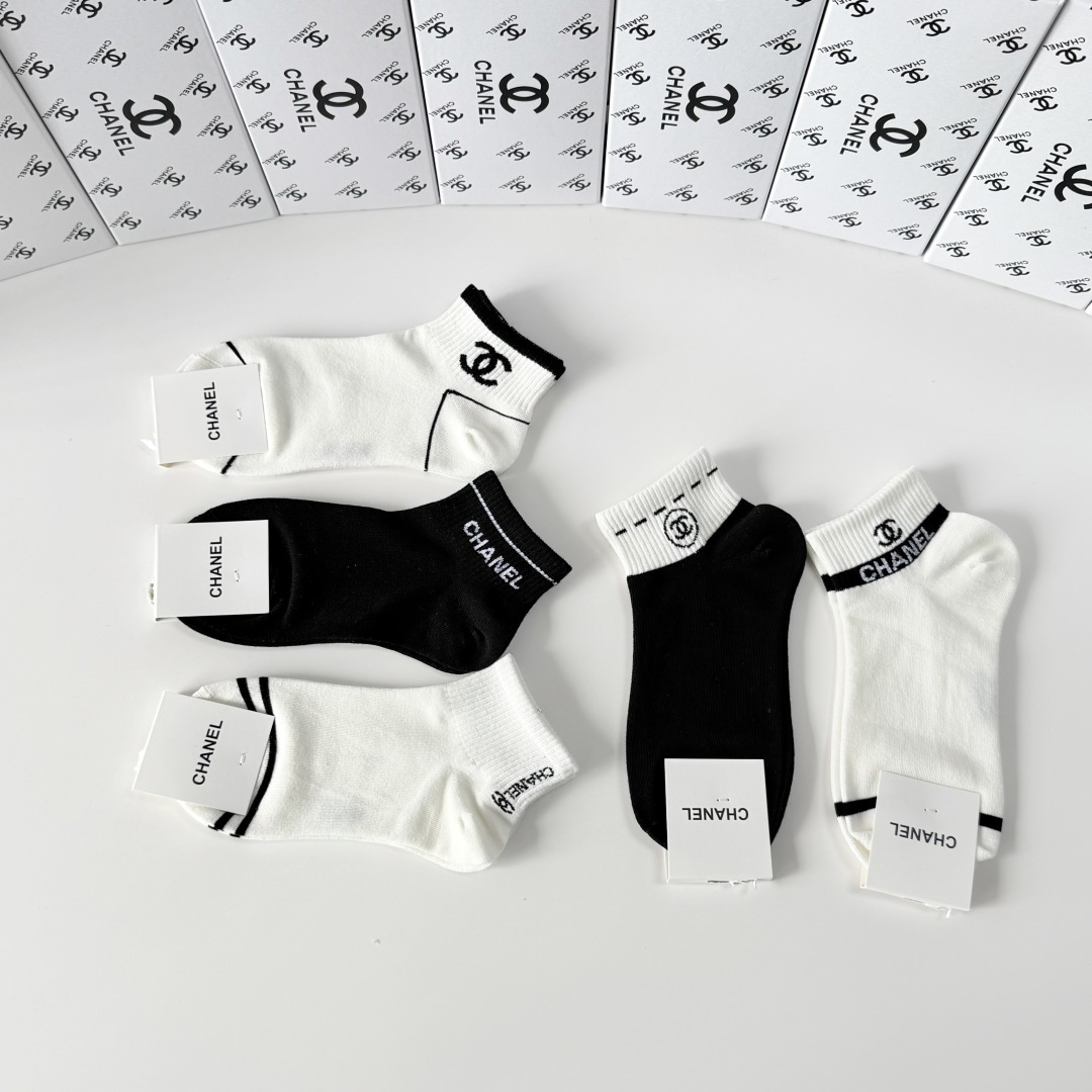 💛配包装Chanel（香奈儿）新款经典中短款堆堆袜袜子！一盒五双， 专柜同步筒袜袜子，💛大牌出街，潮人必