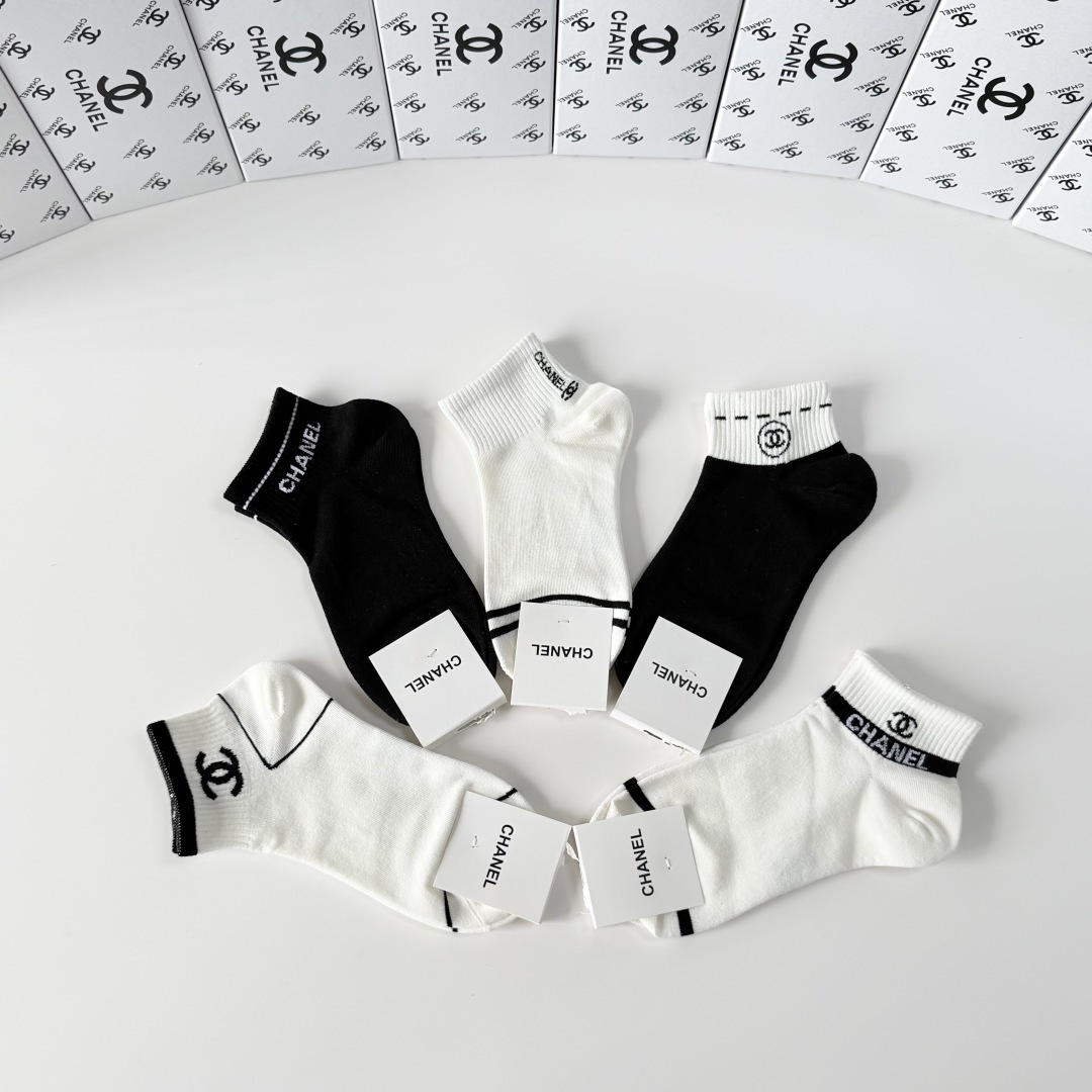 💛配包装Chanel（香奈儿）新款经典中短款堆堆袜袜子！一盒五双， 专柜同步筒袜袜子，💛大牌出街，潮人必