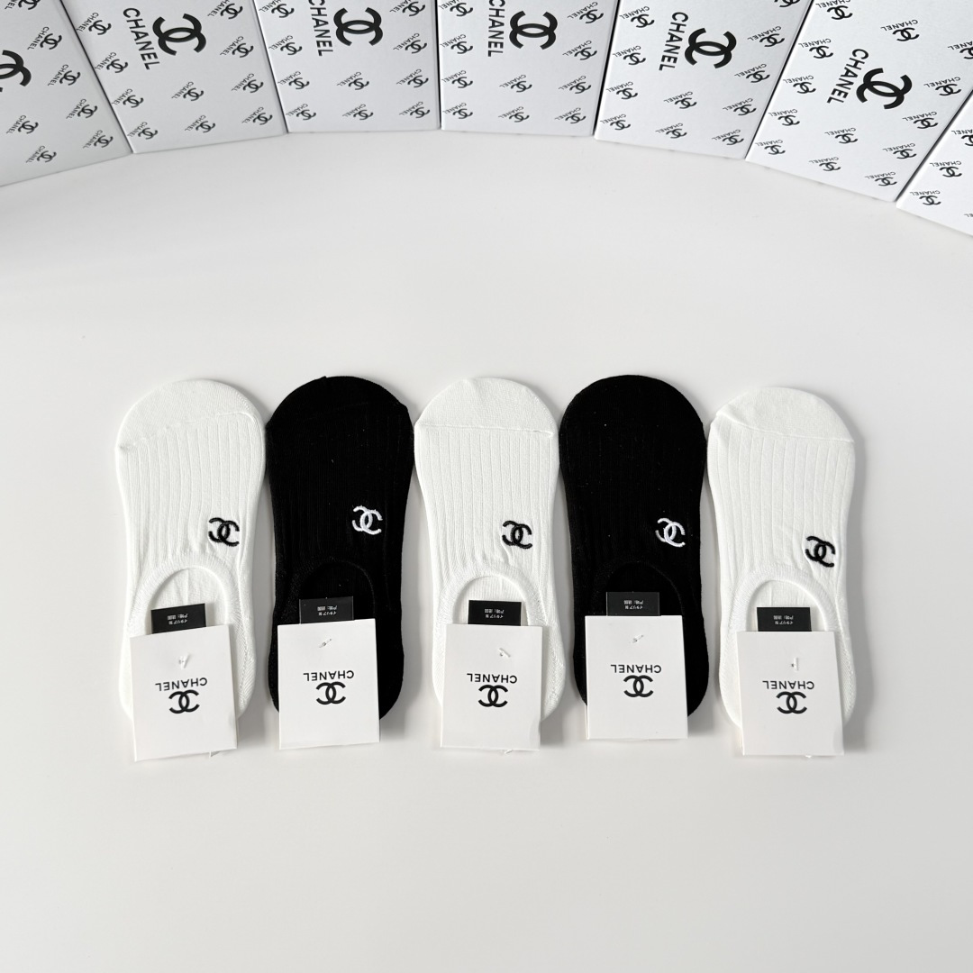 💛配包装Chanel（香奈儿）新款经典刺绣船袜堆堆袜袜子！一盒五双， 专柜同步筒袜袜子，💛大牌出街，潮人