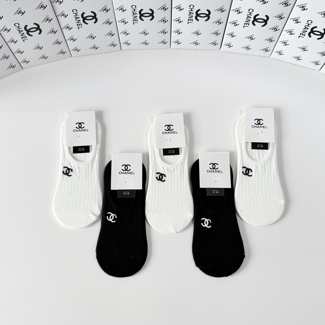 💛配包装Chanel（香奈儿）新款经典刺绣船袜堆堆袜袜子！一盒五双， 专柜同步筒袜袜子，💛大牌出街，潮人